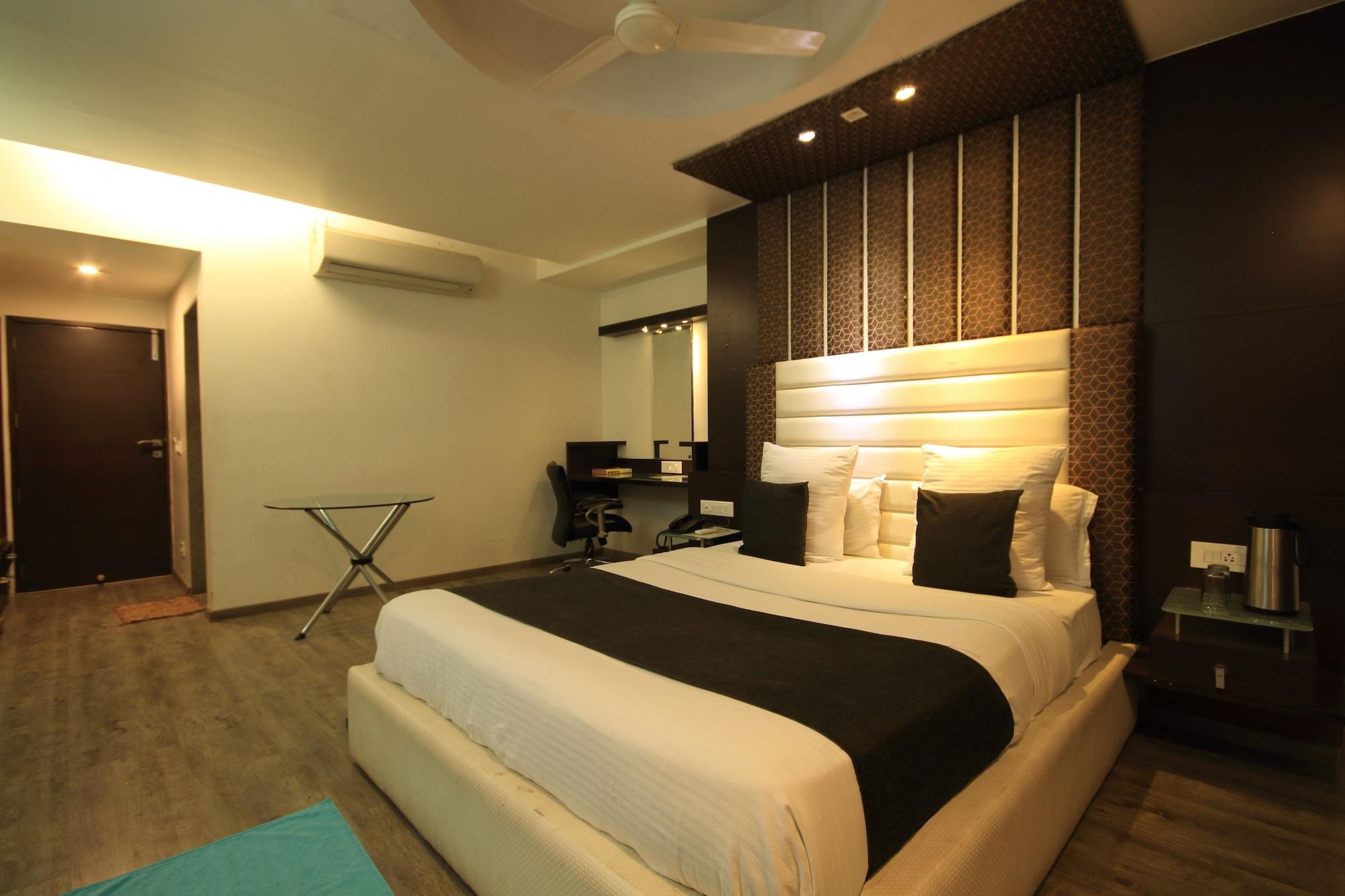 Fabhotel Kadamb Inn Ahmedabad Buitenkant foto