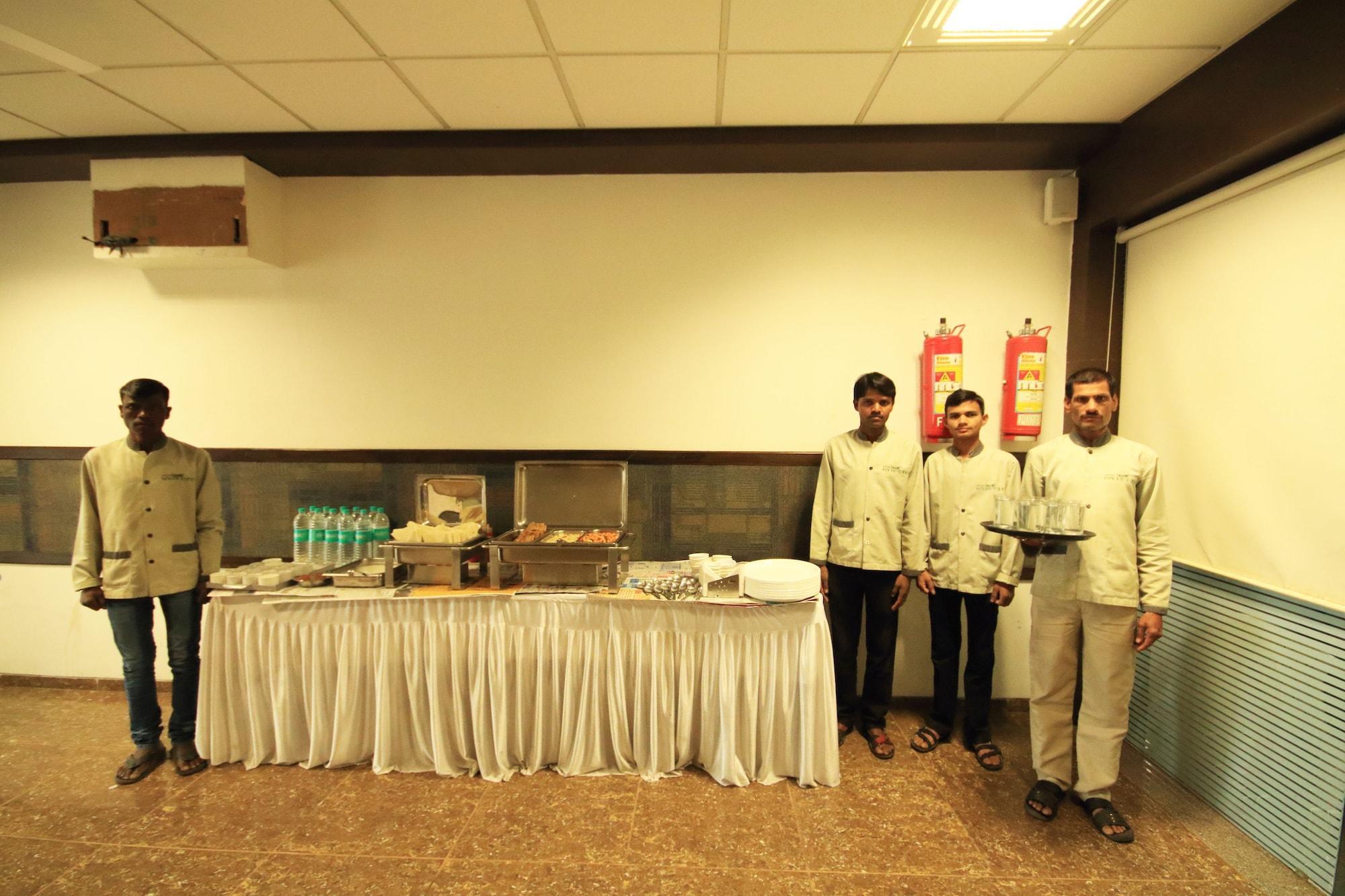 Fabhotel Kadamb Inn Ahmedabad Buitenkant foto