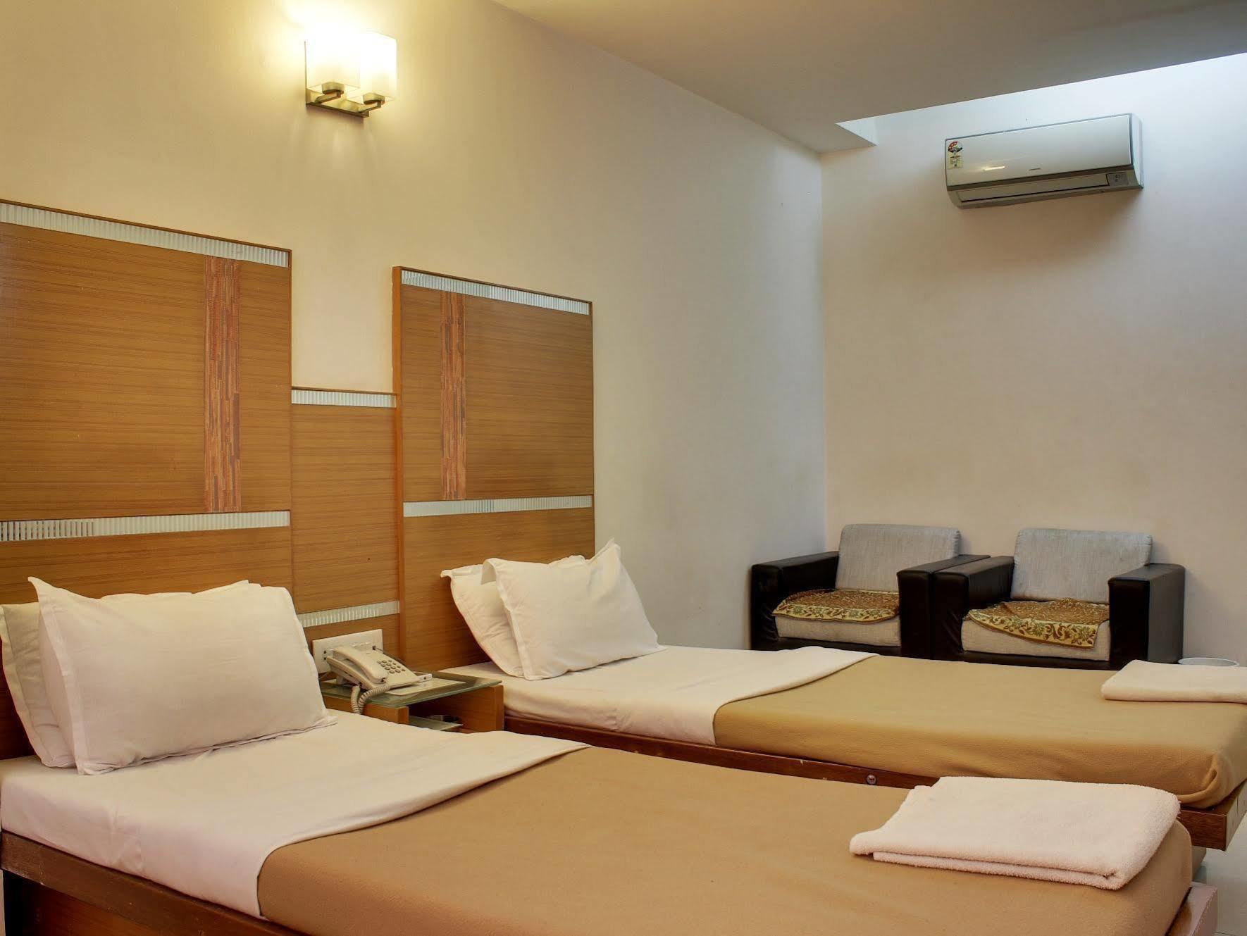 Fabhotel Kadamb Inn Ahmedabad Buitenkant foto